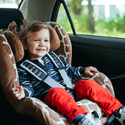 smiling-baby-in-car