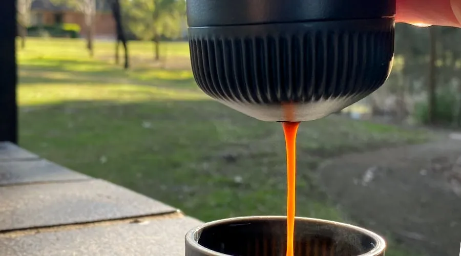 Wacaco Nanopresso - extracting the coffee