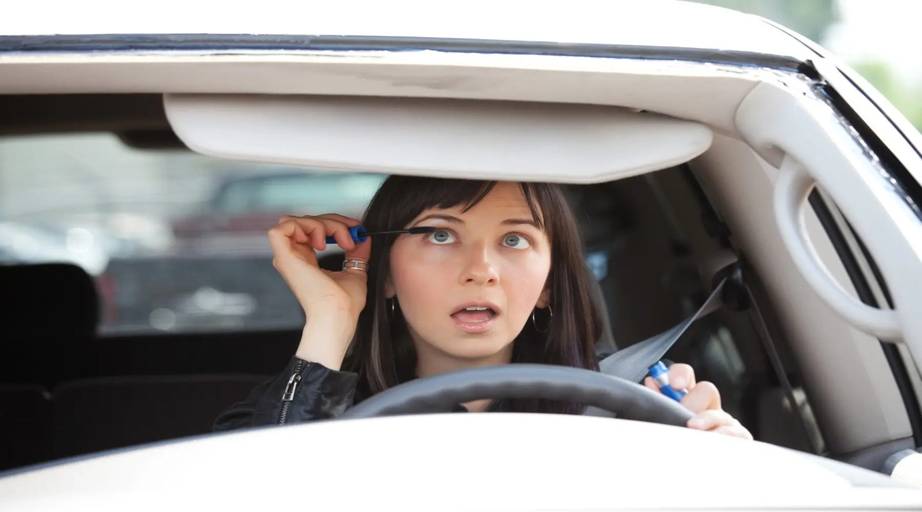 Driving and applying mascara_GettyImages_1800x1000