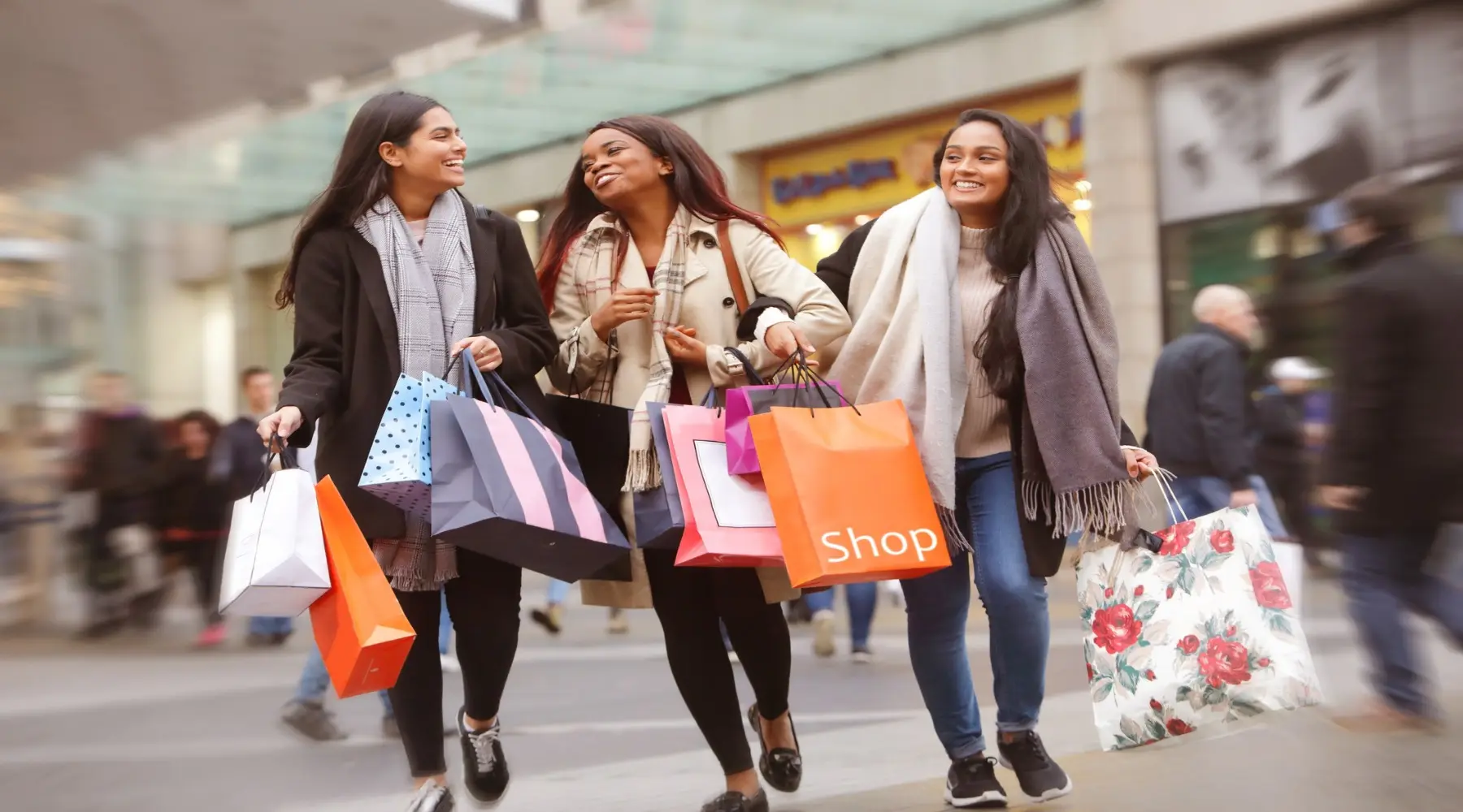 Friends shopping_GettyImages_1800x1000