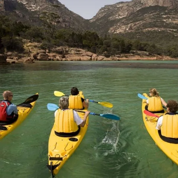 Guided kayak in Freycinet National Park