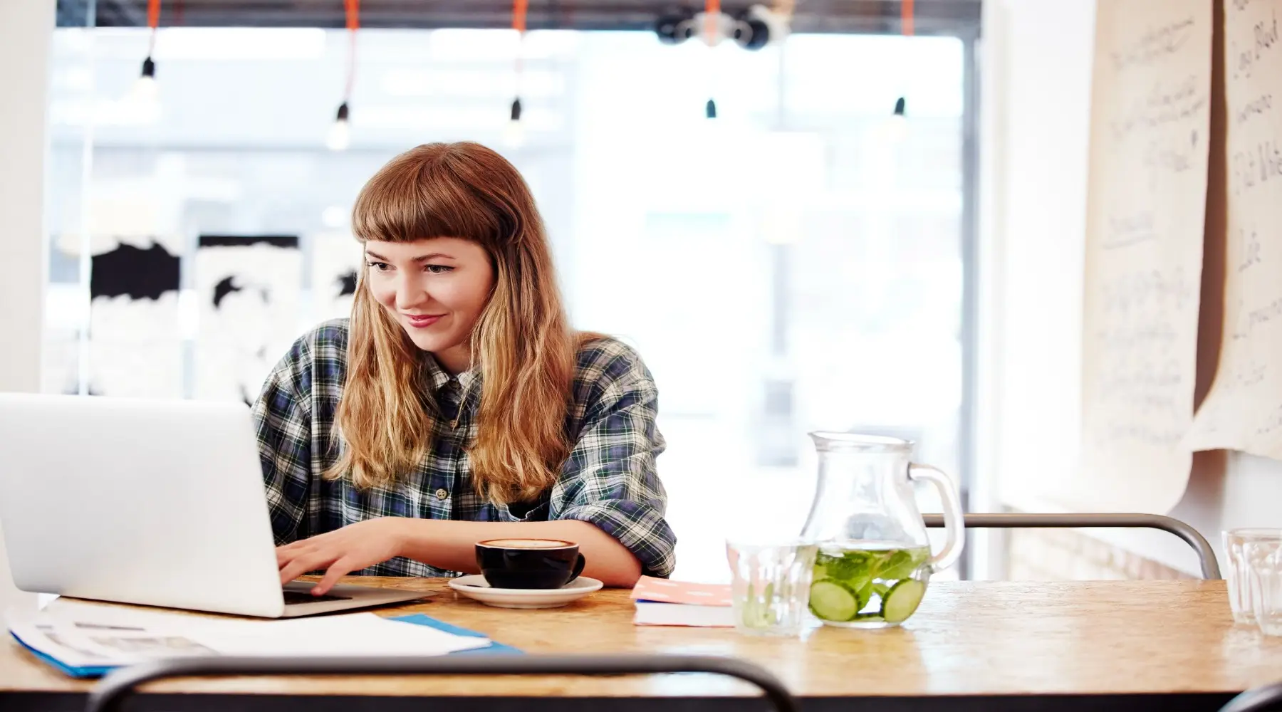 Women on laptop in coffee shop_gettyImages_1800x1000