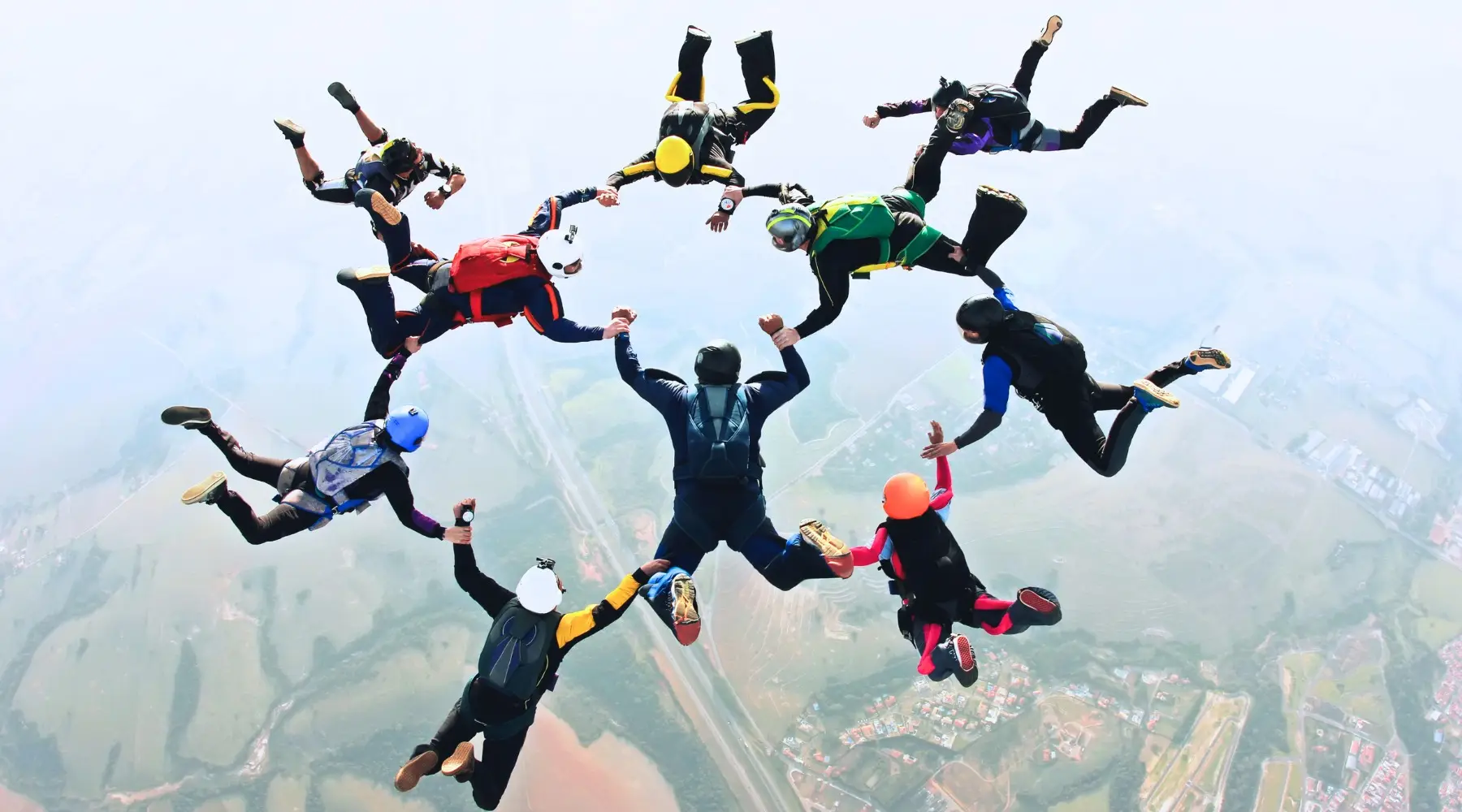 Team_Of_Skydivers_Canva_1800x1000