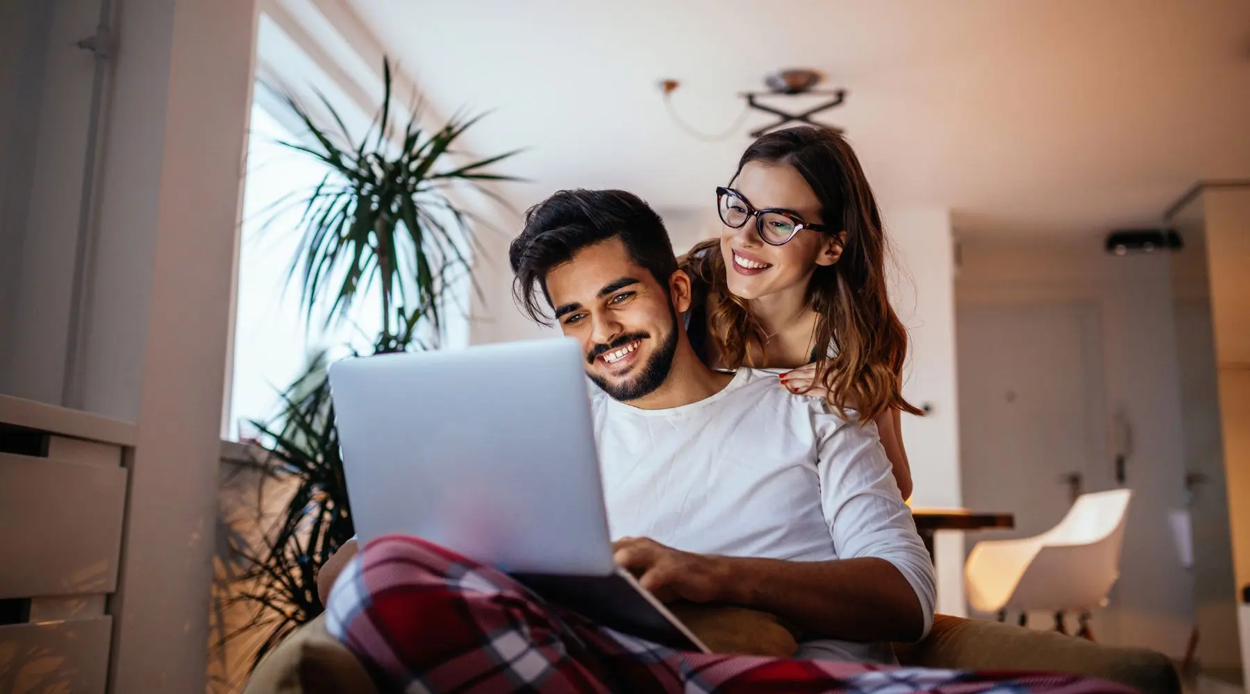 Couple_At_Home_Browsing_Online_Canva_1800x1000