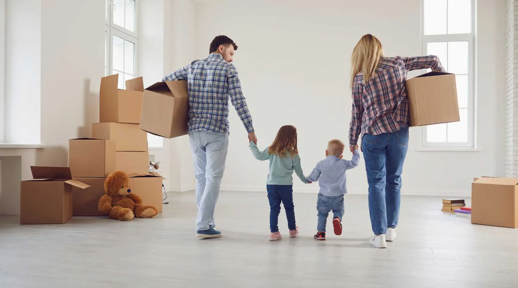 Family moving houses_Canva_1800x1000