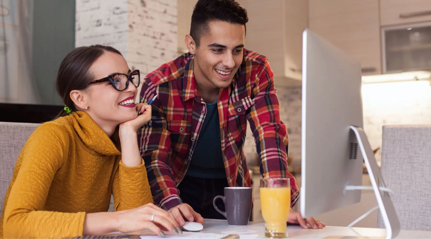 Couple_Working_On_Computer_Together_Canva_1800x1000