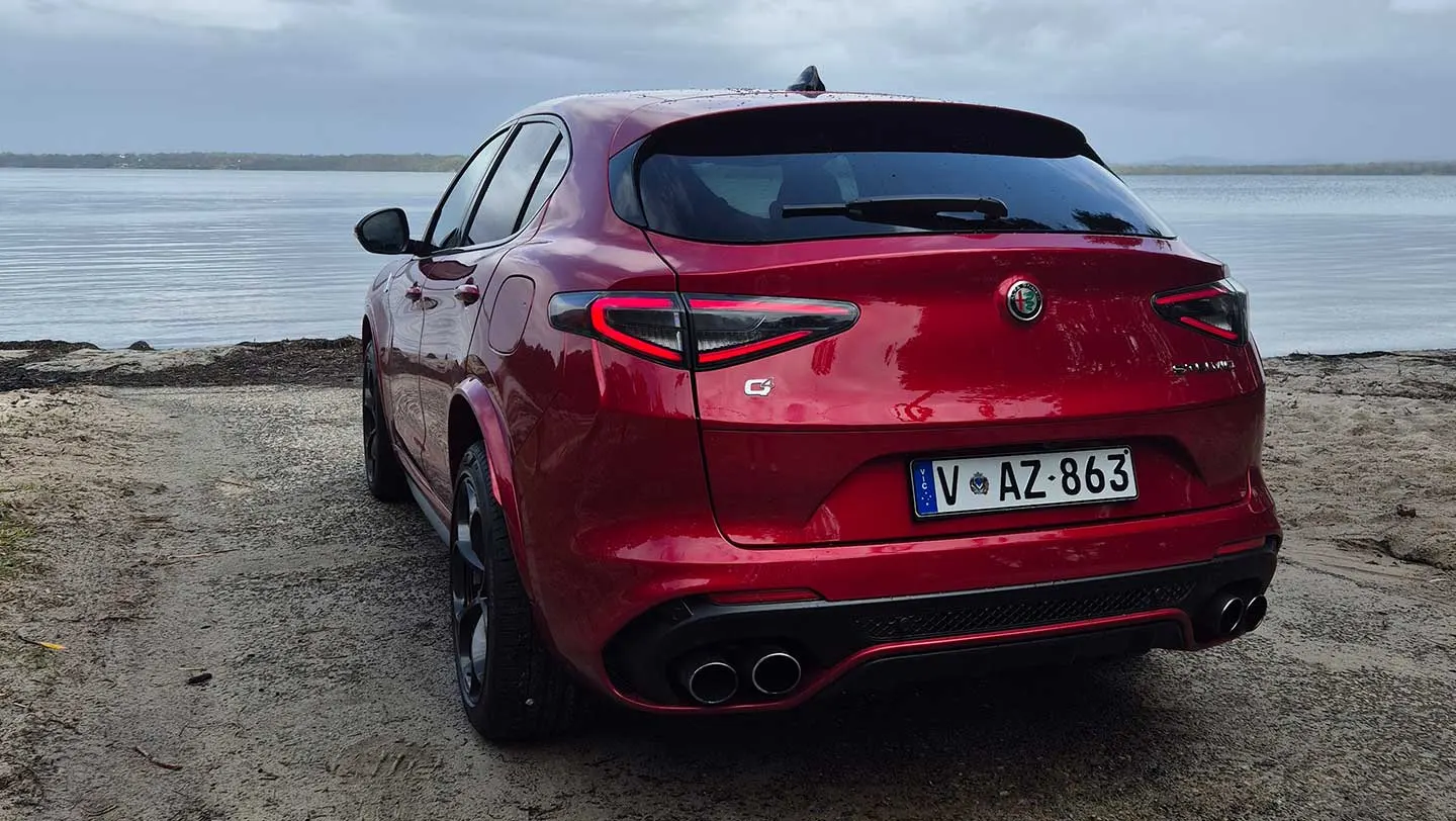 Alfa Romeo Stelvio Quadrifoglio boot